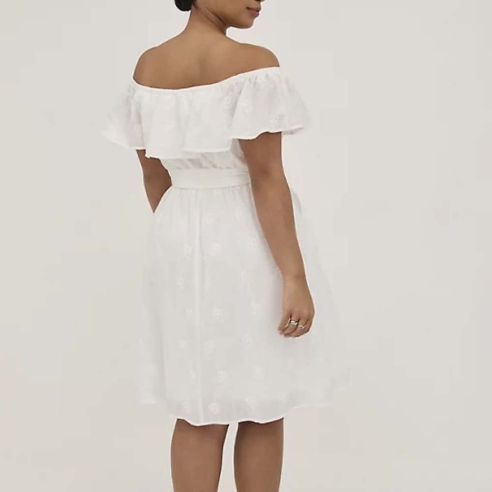 TORRID NWT OFF-THE-SHOULDER TIE-WAIST SKATER DRESS - CHALLIS WHITE EMBRO… - Picture 4 of 5
